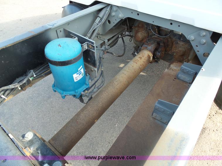 image for item AL9194 1995 International 4900 truck cab and chassis