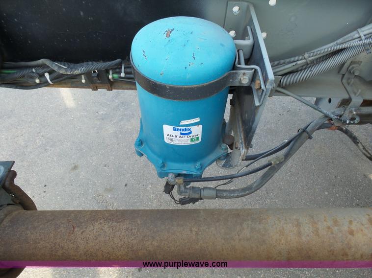 image for item AL9194 1995 International 4900 truck cab and chassis