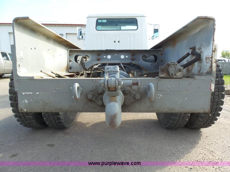 image for item AL9194 1995 International 4900 truck cab and chassis