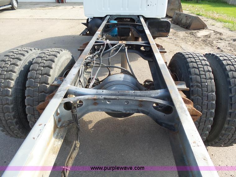 image for item AL9194 1995 International 4900 truck cab and chassis