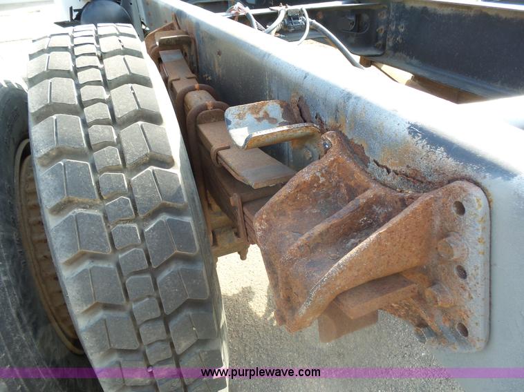 image for item AL9194 1995 International 4900 truck cab and chassis