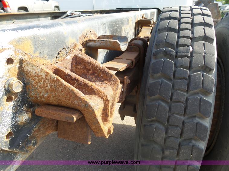 image for item AL9194 1995 International 4900 truck cab and chassis