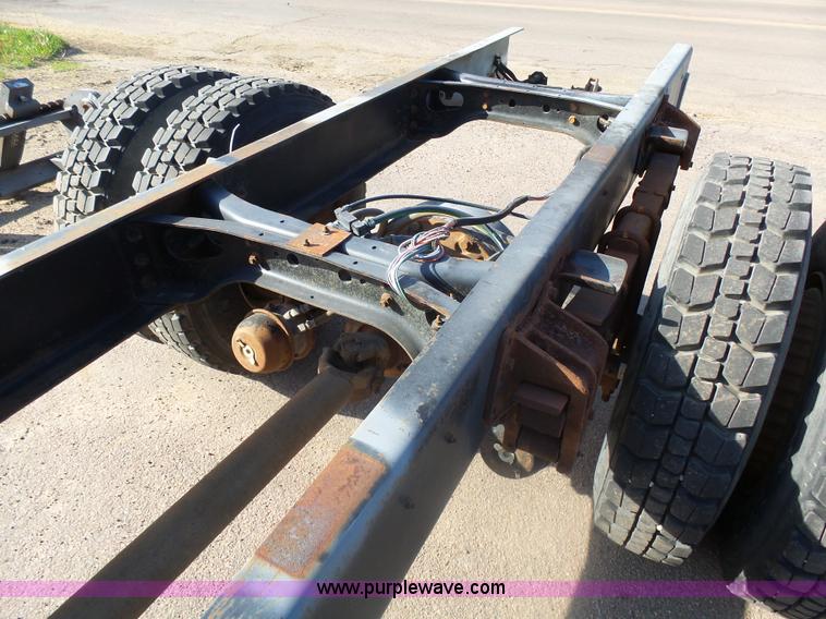 image for item AL9194 1995 International 4900 truck cab and chassis