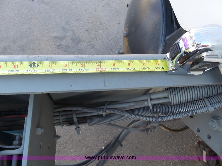 image for item AL9194 1995 International 4900 truck cab and chassis