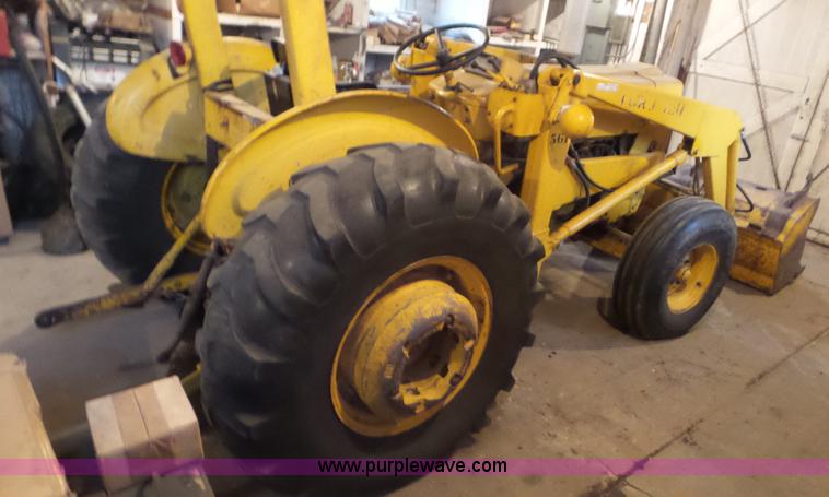 image for item CD9938 1976 Ford 420 tractor