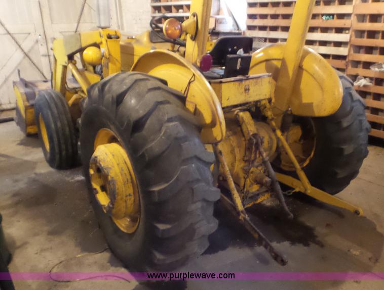 image for item CD9938 1976 Ford 420 tractor