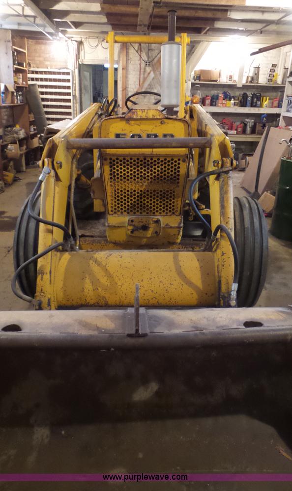 image for item CD9938 1976 Ford 420 tractor