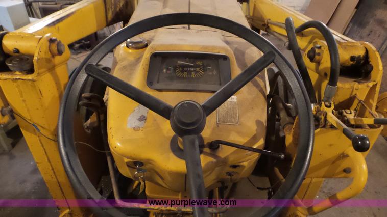 image for item CD9938 1976 Ford 420 tractor