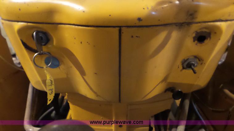 image for item CD9938 1976 Ford 420 tractor