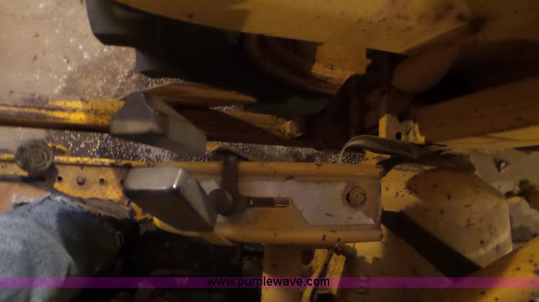 image for item CD9938 1976 Ford 420 tractor