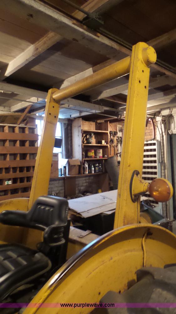 image for item CD9938 1976 Ford 420 tractor