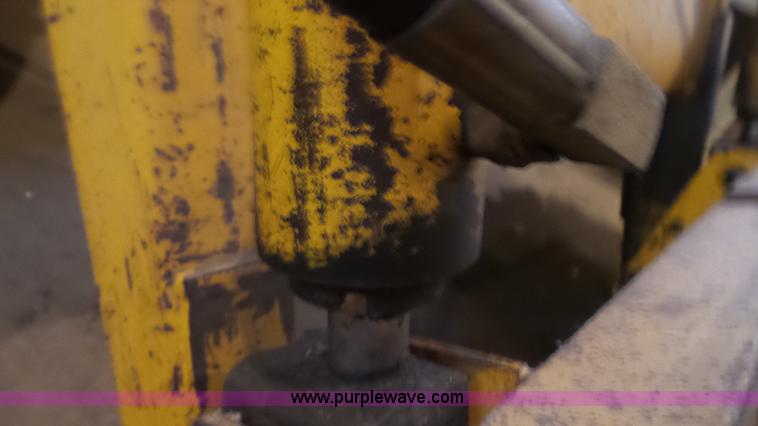 image for item CD9938 1976 Ford 420 tractor