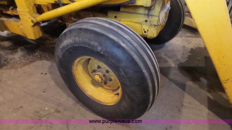 image for item CD9938 1976 Ford 420 tractor