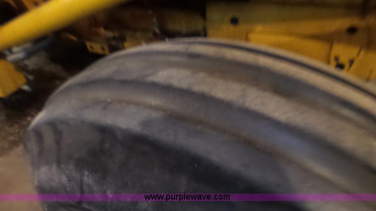 image for item CD9938 1976 Ford 420 tractor