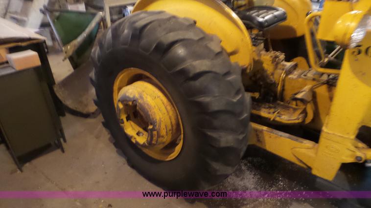 image for item CD9938 1976 Ford 420 tractor