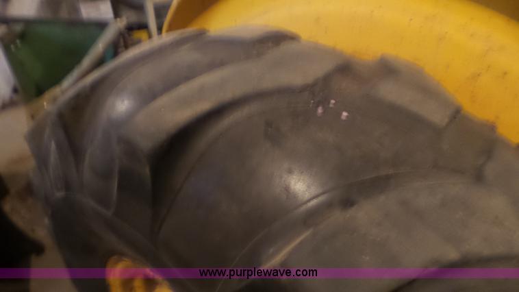 image for item CD9938 1976 Ford 420 tractor