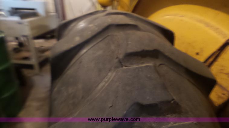 image for item CD9938 1976 Ford 420 tractor