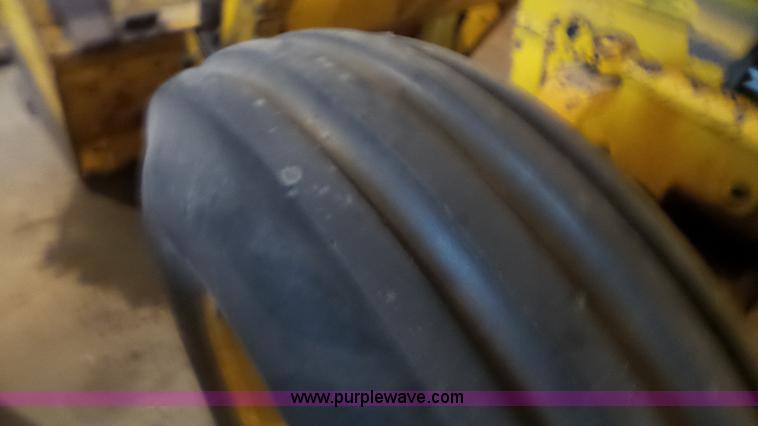 image for item CD9938 1976 Ford 420 tractor