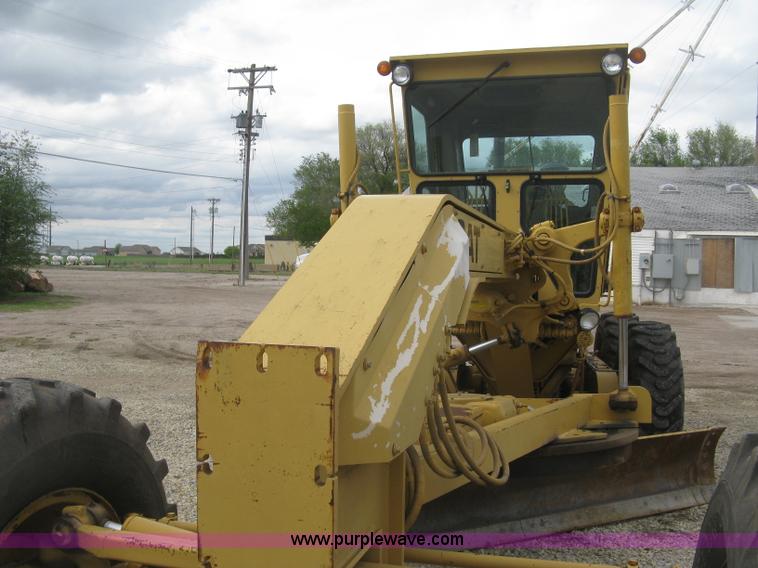 image for item J2824 1989 Caterpillar 120G motor grader