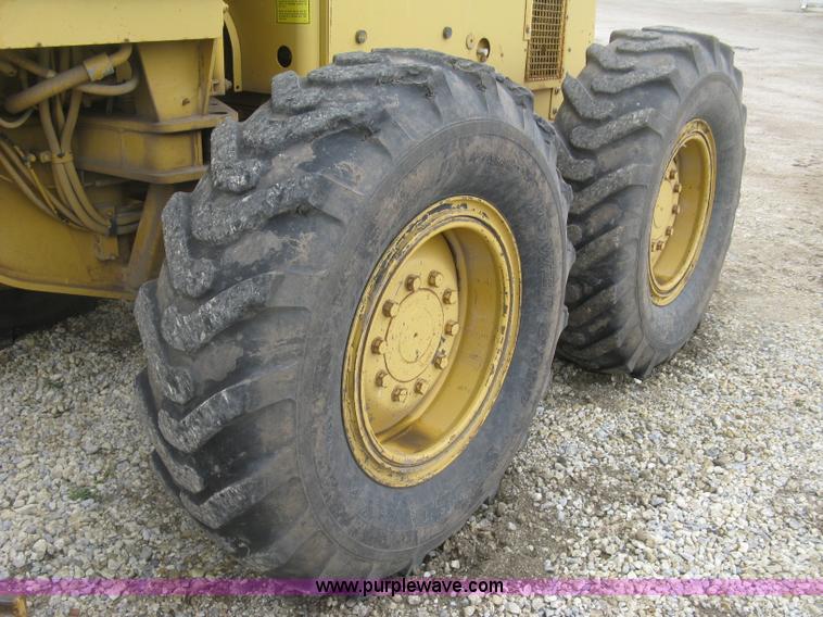 image for item J2824 1989 Caterpillar 120G motor grader