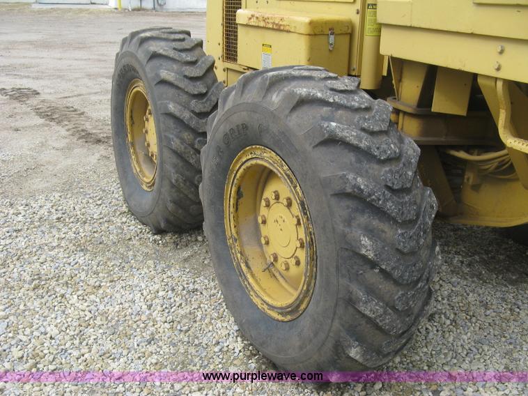 image for item J2824 1989 Caterpillar 120G motor grader