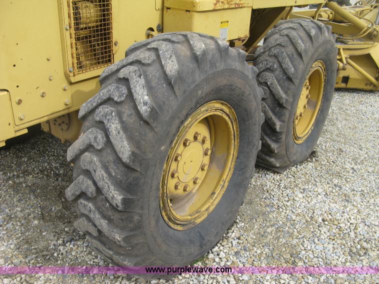 image for item J2824 1989 Caterpillar 120G motor grader