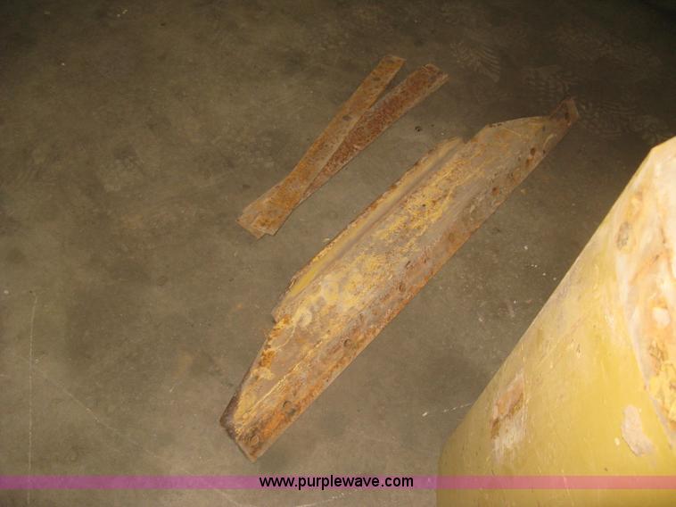 image for item J2824 1989 Caterpillar 120G motor grader