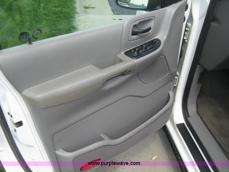 image for item J2827 2001 Ford Windstar LX van