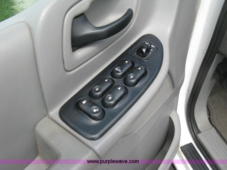 image for item J2827 2001 Ford Windstar LX van