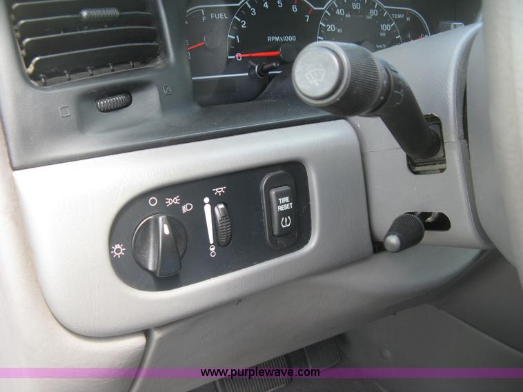 image for item J2827 2001 Ford Windstar LX van