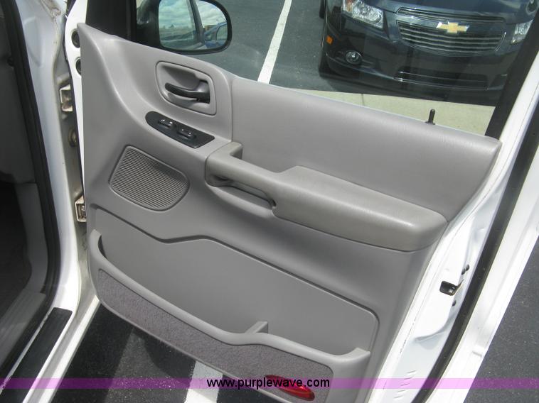 image for item J2827 2001 Ford Windstar LX van