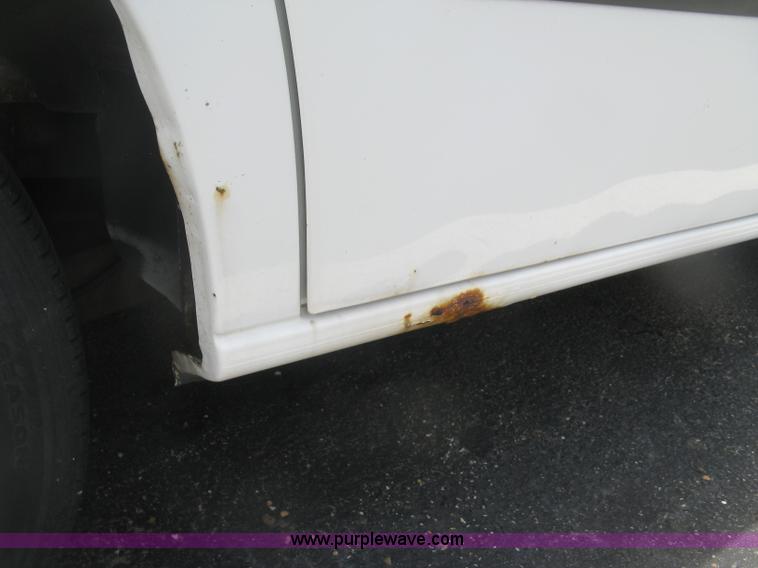 image for item J2827 2001 Ford Windstar LX van