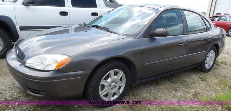 image for item J4105 2005 Ford Taurus SE