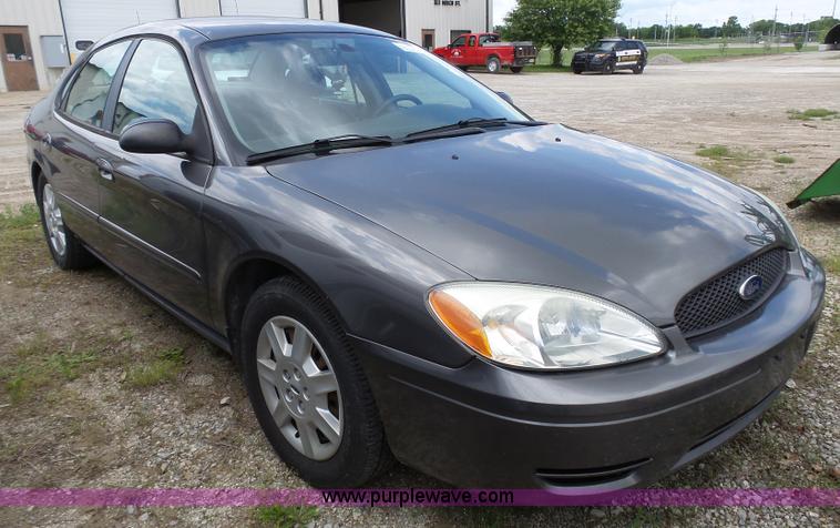 image for item J4105 2005 Ford Taurus SE