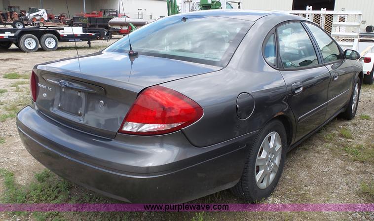 image for item J4105 2005 Ford Taurus SE