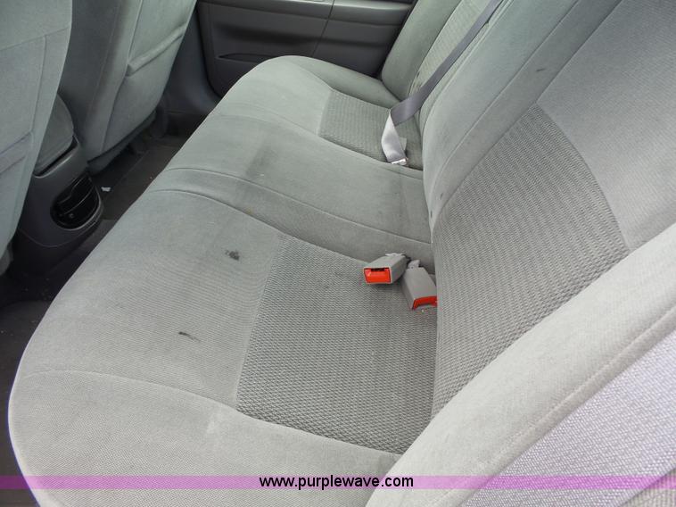 image for item J4105 2005 Ford Taurus SE