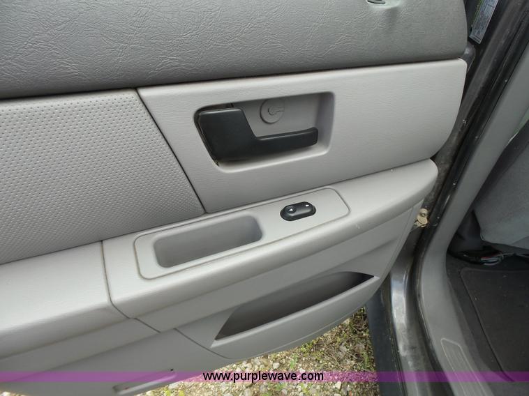 image for item J4105 2005 Ford Taurus SE