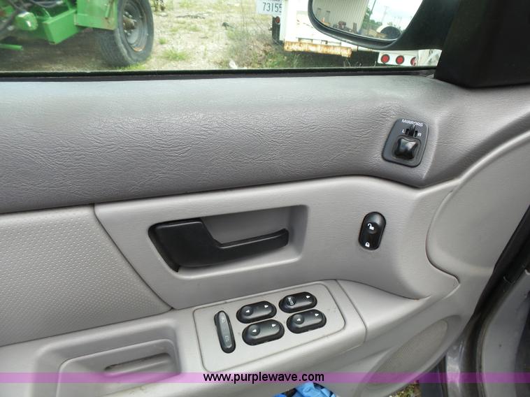 image for item J4105 2005 Ford Taurus SE