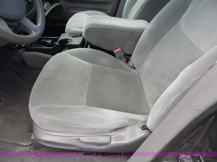 image for item J4105 2005 Ford Taurus SE