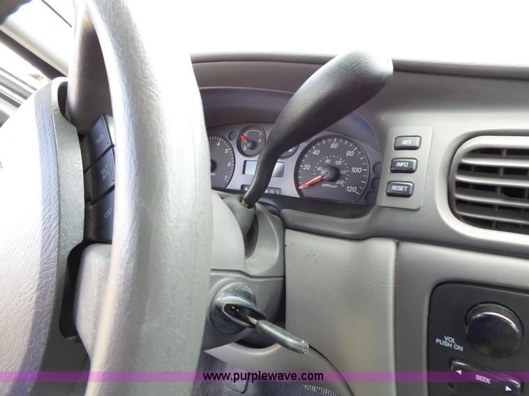 image for item J4105 2005 Ford Taurus SE