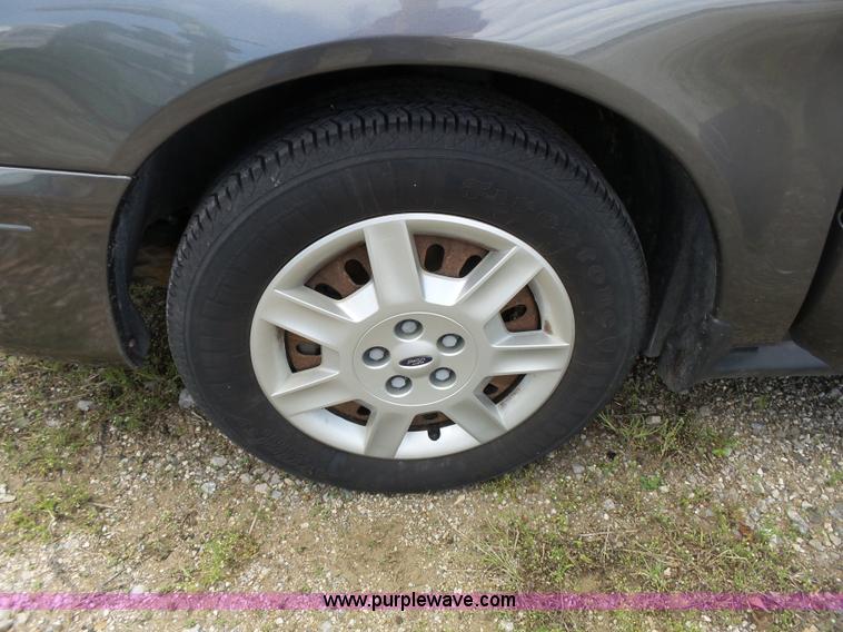 image for item J4105 2005 Ford Taurus SE