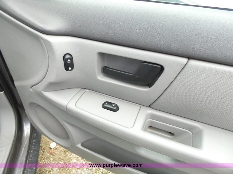 image for item J4105 2005 Ford Taurus SE