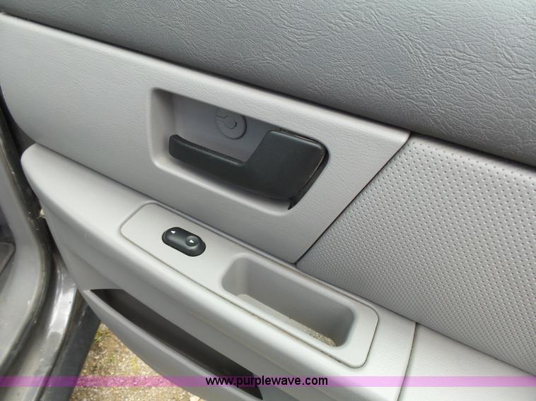 image for item J4105 2005 Ford Taurus SE