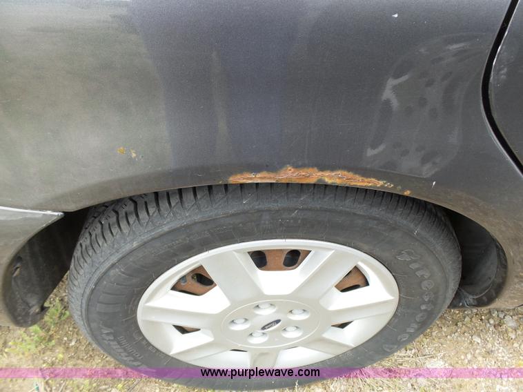 image for item J4105 2005 Ford Taurus SE