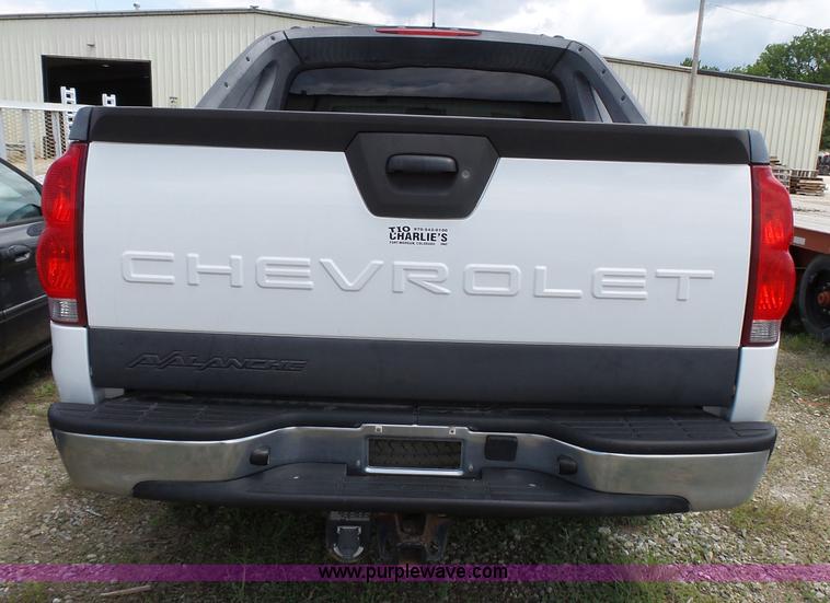 image for item J4106 2004 Chevrolet Avalanche pickup