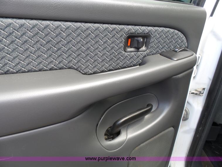 image for item J4106 2004 Chevrolet Avalanche pickup