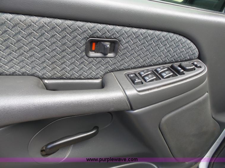 image for item J4106 2004 Chevrolet Avalanche pickup