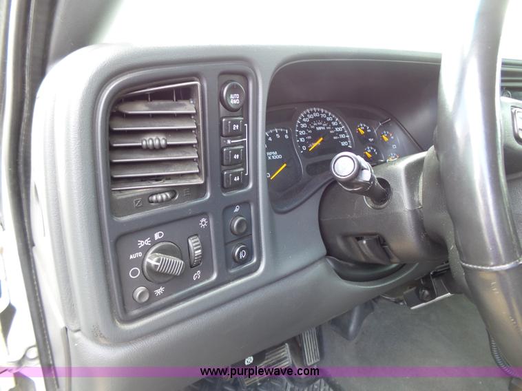 image for item J4106 2004 Chevrolet Avalanche pickup