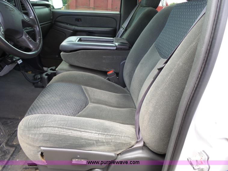 image for item J4106 2004 Chevrolet Avalanche pickup