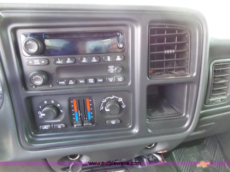 image for item J4106 2004 Chevrolet Avalanche pickup